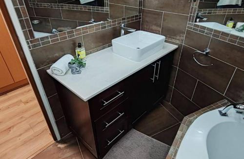 Greater Johannesburg Metropolitan Area House | Indulgent Escape, Jet Bath, Stunning Views Boma Firepit -Retreat from the City