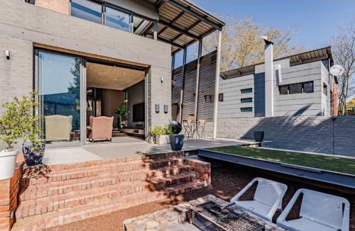 Lynnwood Ridge House | Industrial Style Luxury Smart Mansion