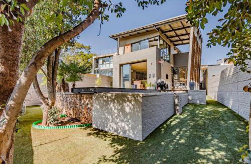 Lynnwood Ridge House | Industrial Style Luxury Smart Mansion