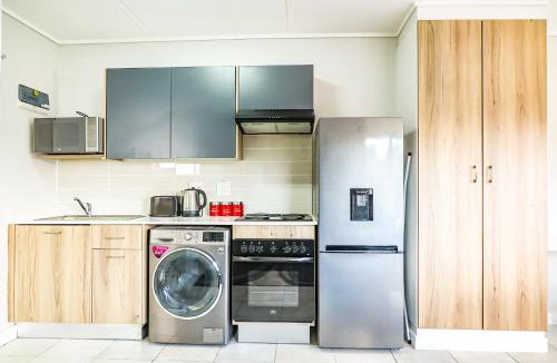 Greater Johannesburg Metropolitan Area Apartment | Insaka's Greenlee Apartment - Greenlee Lifestyle Centre, Sandton