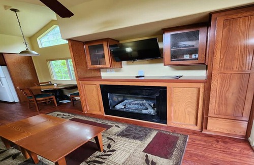 Point Arena Villa | Inviting Suite with Dining Area, Close to Dining Spots and Bowling Ball Beach
