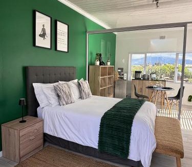 Grassy Park Cabin | Jacana Lodge Zeekoevlei