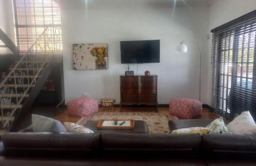 Greater Johannesburg Metropolitan Area House | Jakess Place modern comfortable sunny 3-bedroom house in Kensington