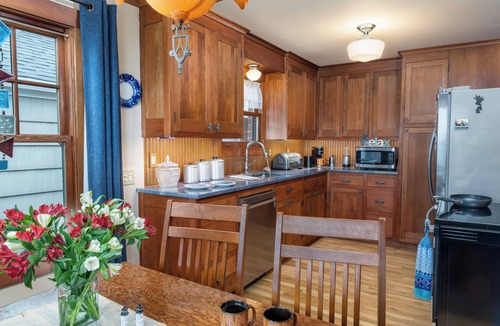 Lincoln City House | Jetty Ave.Cottage is beachfront, great for agate hunts and whale watching