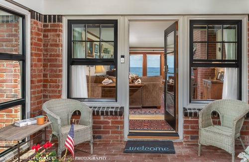Lincoln City House | Jetty Ave.Cottage is beachfront, great for agate hunts and whale watching