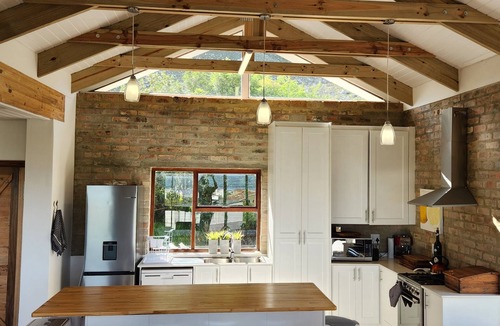 Betty's Bay House | Jock's Bay View is a lovely and spacious self-catering holiday home.