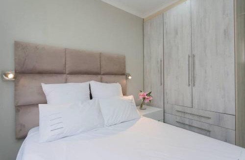 Lombardy East Apartment | Johanesbg-Little haven-3min to N1-20/MBS WiFi (15)