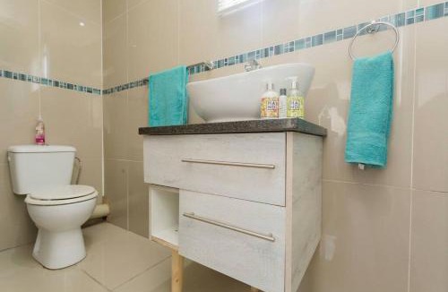 Lombardy East Apartment | Johanesbg-Little haven-3min to N1-20/MBS WiFi (15)