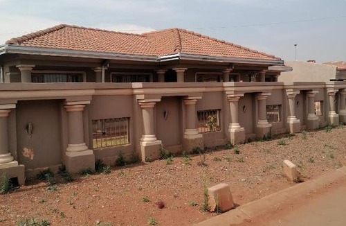 Katlehong House | Kathorus Short Term Rentals