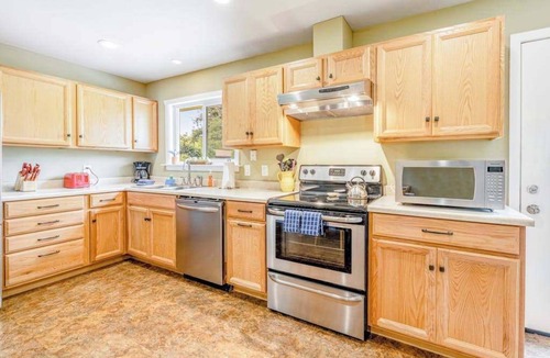 Kenwood House | Kenwood 3BR ranch with bocce court & fenced yard — dogs welcome