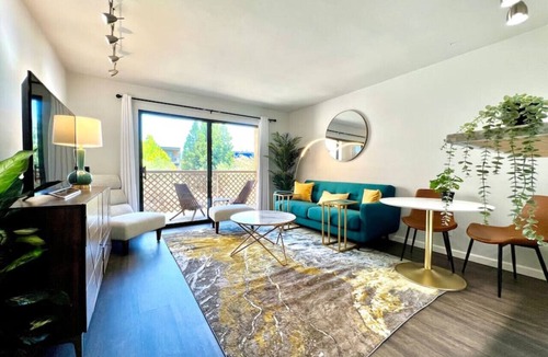 Walnut Creek Apartment | KeyLuxe, Jacuzzi—Pool—Gym—Tennis, Walnut Creek