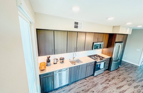 Mountain View Condo | KING BED | Modern 2 Bed 2 Bath Condo | Pool & Hot Tub