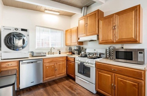 Tennyson - Alquire House | King Bed Walk to BART Near SFO Fast WiFi