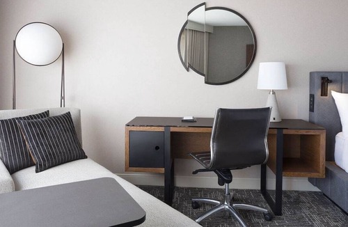 Financial District Hotel | King Room at a 4⭐️ Hotel