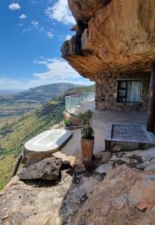 Maletswai Villa | Kings View Cave