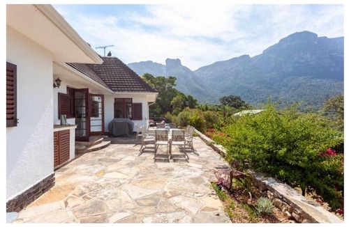 Newlands House | Kirstenbosch Gardens Retreat Room 2