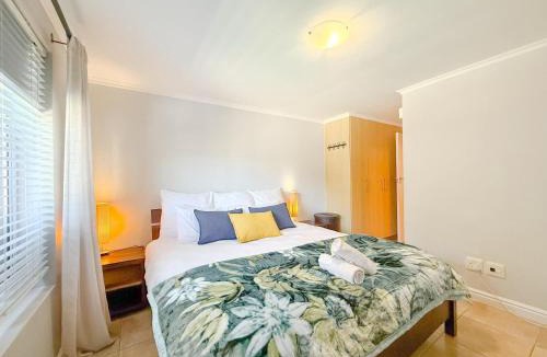 Knysna Apartment | Kloof Gardens: Pool Braai with Lagoon Views