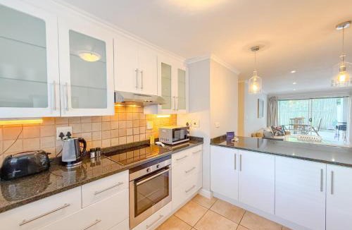 Knysna Apartment | Kloof Gardens: Pool Braai with Lagoon Views