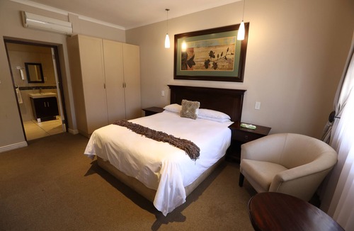 Komani House | Komani Resorts is a four star 18 room Boutique Hotel