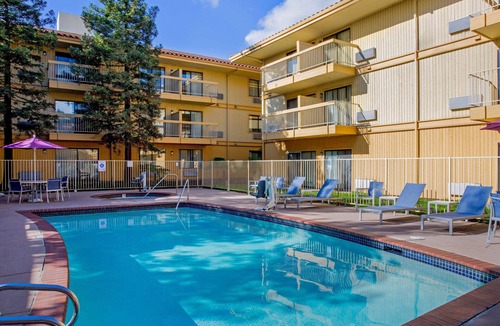 Hayward Hotel | La Quinta Inn & Suites by Wyndham Oakland - Hayward
