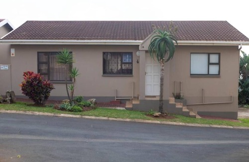 Mtwalume Villa | La Vista Unit - swimming pool, separate bedroom, 2 bathrooms .n