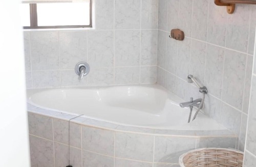 Mtwalume Villa | La Vista Unit - swimming pool, separate bedroom, 2 bathrooms .n