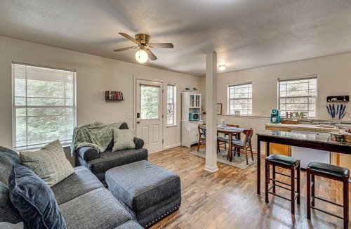 Applegate House | Lake Country Private 2BR Updated Suite w/Hot Tub