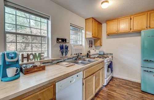 Applegate House | Lake Country Private 2BR Updated Suite w/Hot Tub