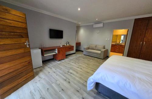 Ekurhuleni Cabin | Lakefield Lodge - Halaal