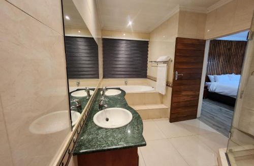 Ekurhuleni Cabin | Lakefield Lodge - Halaal