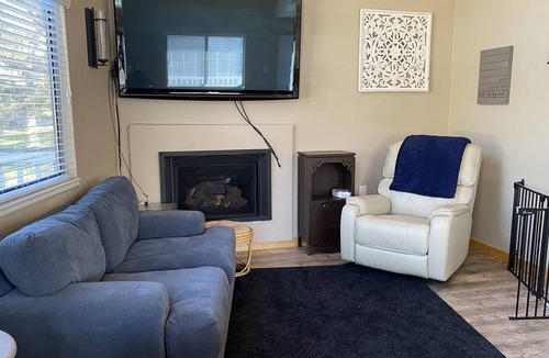 Copperopolis Cabin | Lakeside Family Retreat near Yosemite - Summer swimming and winter snow fun