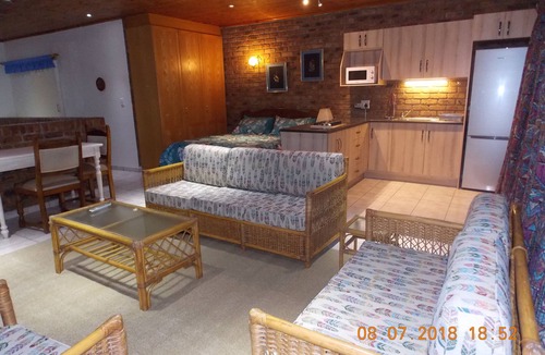 Brakpan House | LAKESIDE LODGE SPACIOUS APARTMENT WITH ACCESS & VIEWS OF A PARK & DAM
