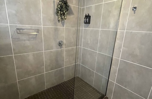 Kempton Park Bed & Breakfast | L’Amorie, stylish, secure & safe, 10 min to OR Tambo international