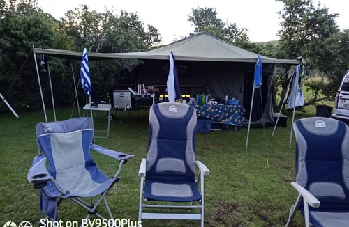 Hilton House | Land Rover Discovery, roof top tent and off road trailer with driver