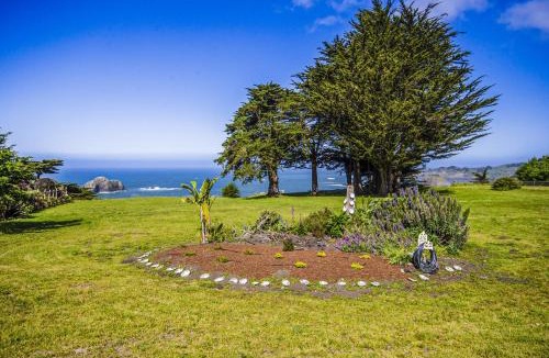 Elk House | Large Oceanfront Bluff Home - Hot Tub Kids Room