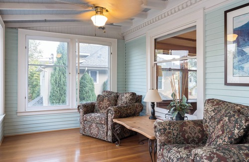 San Jose House | Large well-preserved Victorian a mile to the McHenry Convention Center