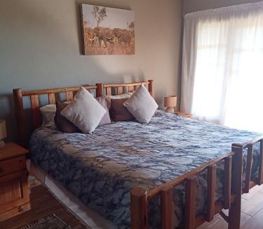 Camperdown Bed & Breakfast | Leopards and Louries Bush Lodge