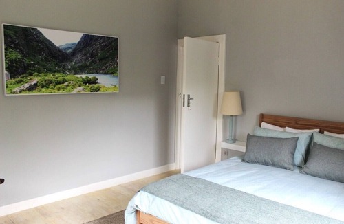 Wilderness House | Light airy home seconds from the beach.