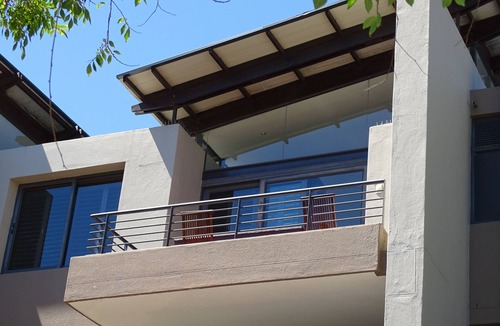Scott Estate Apartment | Light&Bright top floor Apartment, a minute's walk to the beach!