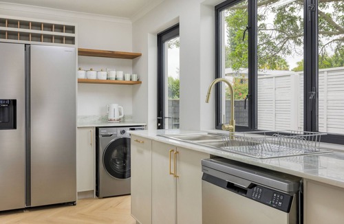 Constantia Cottage | Light-Filled 2-Bed Cottage | Plunge Pool & Braai