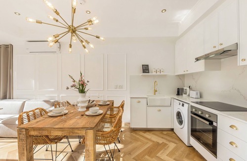 Three Anchor Bay Apartment | Light-Filled Sea Point Apt | Pool and Coastal Stay