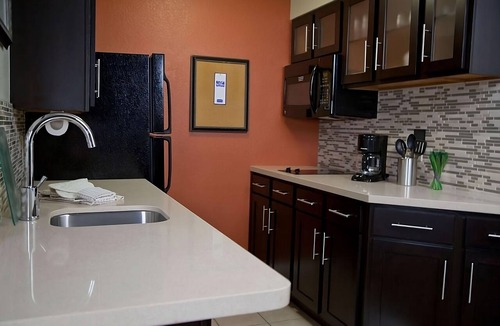 San Bruno Hotel | Linda Mar Beach Trip! 2 Relaxing Units, Free Breakfast, Kitchen, Outdoor Pool!