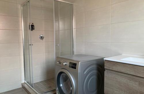 Moses Kotane Apartment | Lion House, 3 bedroom House next to Pilanesberg and Sun City