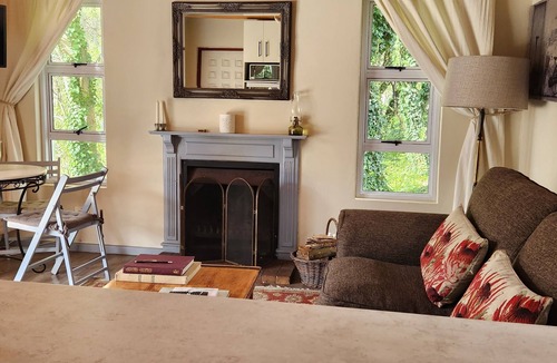 Franschhoek Cottage | LITTLE WILLOW BROOKE RUSTIC RIVERSIDE COUNTRY COTTAGE
