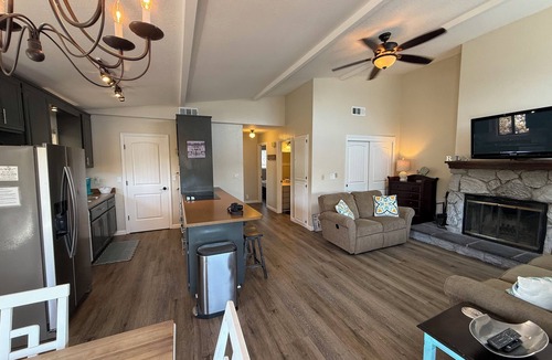 Copperopolis House | Live❤️Love- LAKE TULLOCH ‘s BEST Waterfront Condo with Boat Dock FAMILY FUN! 😃
