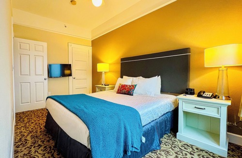 Downtown San Francisco Hotel | Living Room With 2 Bed Rooms Suite,Central Motel in SOMA,Free Parking,Breakfast