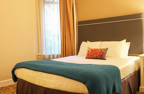 Downtown San Francisco Hotel | Living Room With 2 Bed Rooms Suite,Central Motel in SOMA,Free Parking,Breakfast