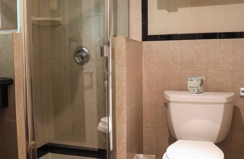 Downtown San Francisco Hotel | Living Room With 2 Bed Rooms Suite,Central Motel in SOMA,Free Parking,Breakfast