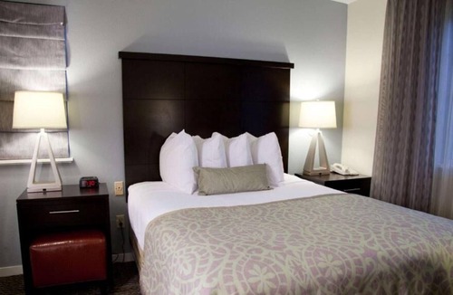 San Bruno House | Living the San Francisco Dream! 2 Relaxing Units, Free Breakfast, Kitchen!