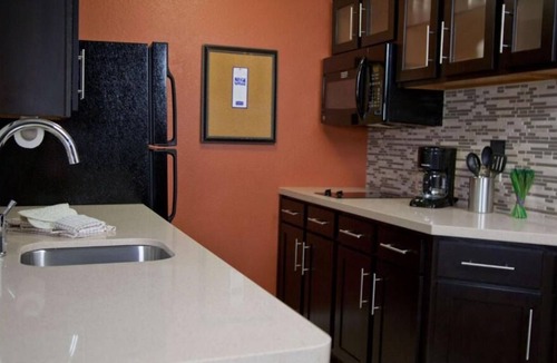 San Bruno House | Living the San Francisco Dream! 2 Relaxing Units, Free Breakfast, Kitchen!